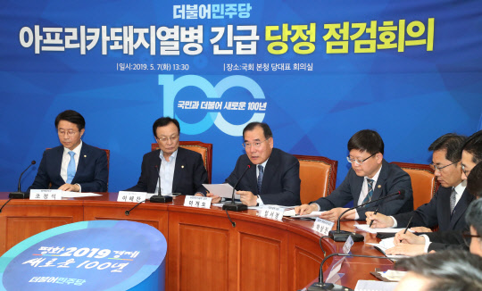 긴급 당정 점검회의에서 발언하는 이개호 장관 (서울=연합뉴스) 김주형 기자 = 이개호 농림축산식품부 장관(왼쪽 세번째)이 7일 오후 국회에서 열린 '아프리카돼지열병 긴급 당정 점검회의'에 참석해 발언하고 있다. 2019.5.7 kjhpress@yna.co.kr (끝)